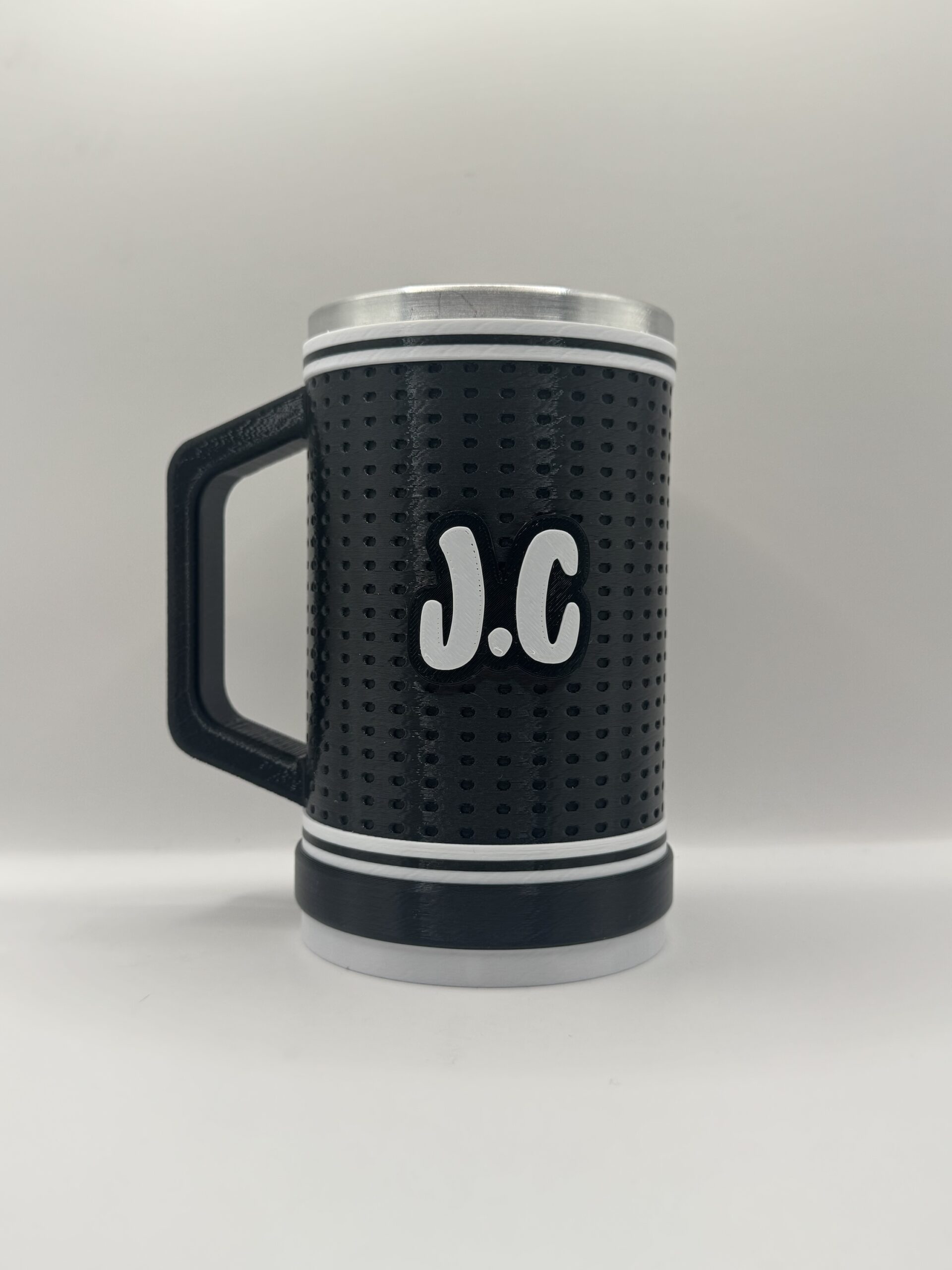 Jarra negra realizada por FS3D con iniciales blancas J.C.